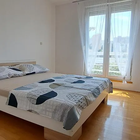Little Sunlight Oasis Apartment Split