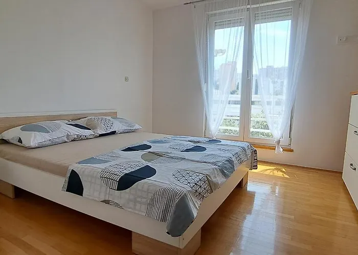 Little Sunlight Oasis Apartment Split